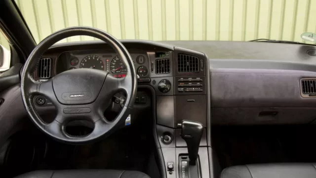 U nás byl vrcholem sporťáku obstarožní Rapid, zatímco dále na východě šokovali autem, které vypadalo jako z vesmíru