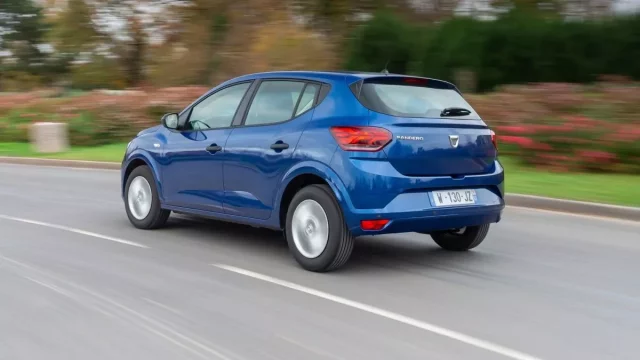 Dacia zaslouží uznání. V označení motoru ukazuje nižší číslo, ačkoliv má vyšší výkon