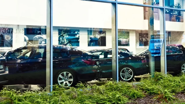 Premiéry z autosalónů jsou už po pár měsících v inzerci ojetin