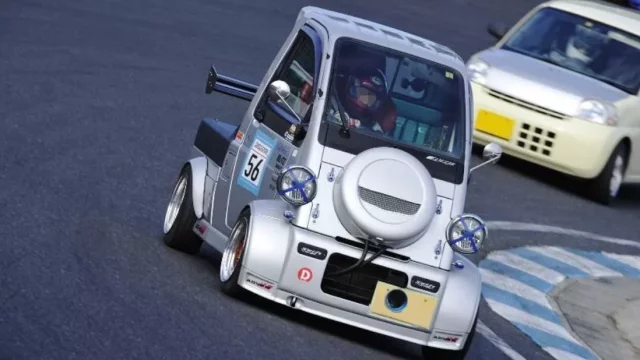 Závody miniaturních dodávek jsou další totální úlet z Japonska, který musíte vidět