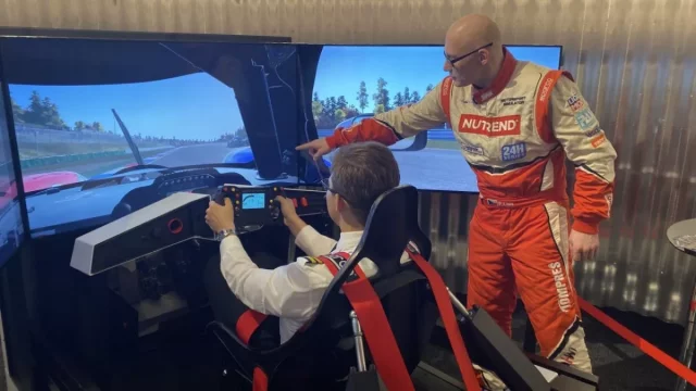 Ze zábavy podivínů profesionální pomůcka. Nejnovější simulátory využívají dopravní piloti i závodní jezdci