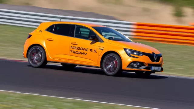 Renault Megane R.S. Trophy je vylepšené sportovní náčiní (první jízdní dojmy)
