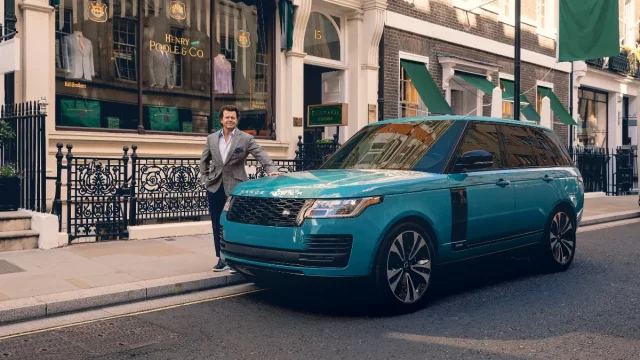 Může být něco víc britského? Značka k 50. výročí legendárního SUV připravila luxusní sako