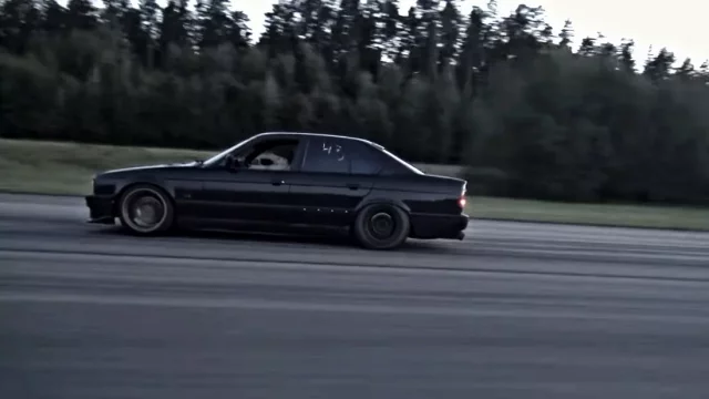 Starý bavorák zesměšnil nejrychlejší auto na světě za desítky milionů korun