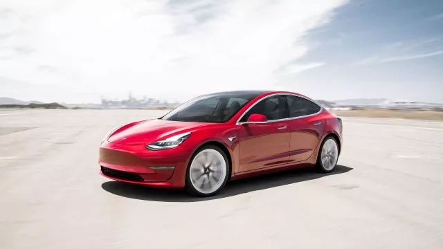Tesla neplní další sliby. Model 3 nebude mít vzduchový podvozek