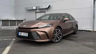 Slušně vychovaný a skromný Japonec, který si je vědom svých předností. Camry válcuje konkurenci pohodlím a spotřebou